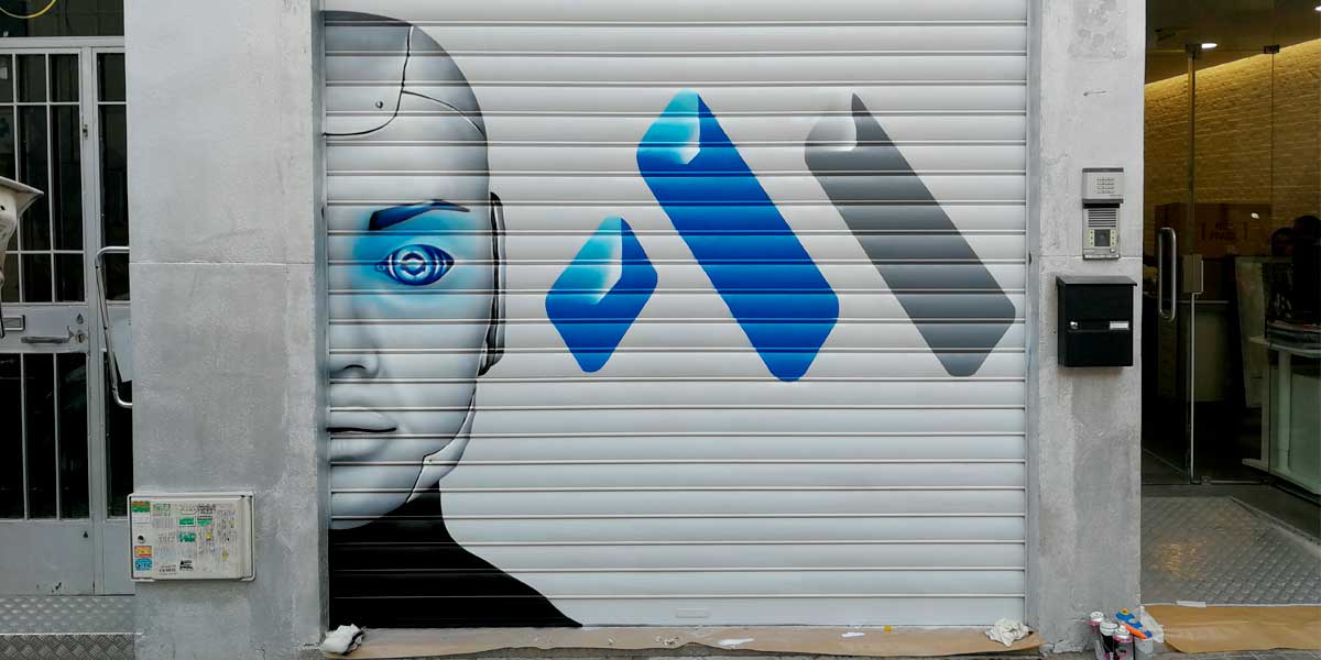 Graffiti de cyborg y logo en cierre.