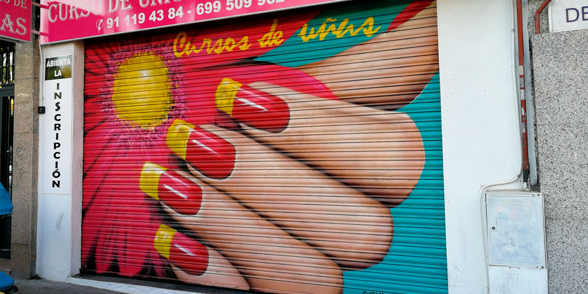 Graffiti de mano y uñas en cierre.