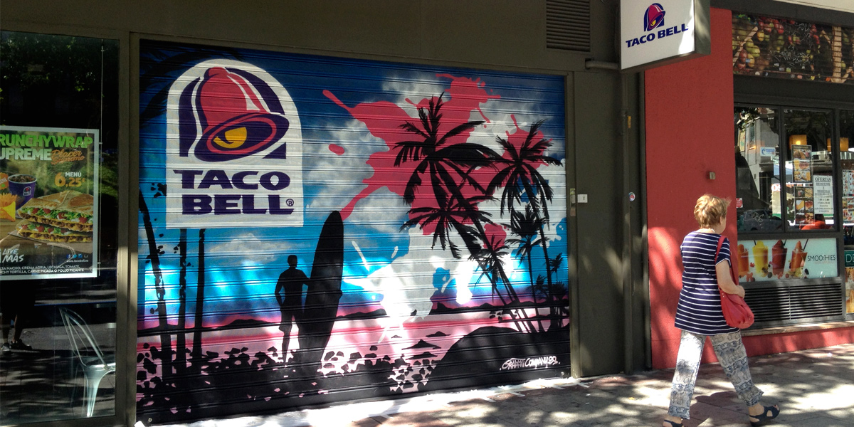 Graffiti en el cierre de Taco Bell en Madrid