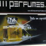 Graffiti en el cierre de la perfumería J'aromas en Madrid