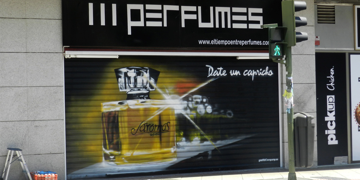 Graffiti en el cierre de la perfumería J'aromas en Madrid