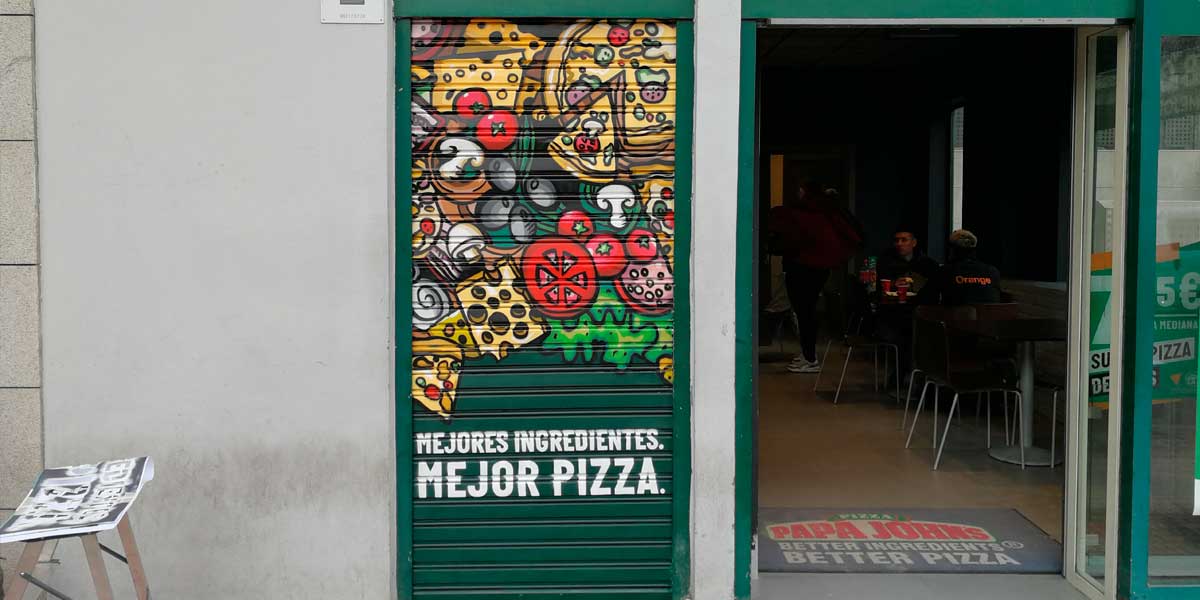 Graffiti en cierre de Papa Johns.