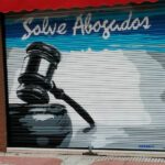 Graffiti de martillo en cierre de Madrid.