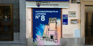 Graffiti en cierre de loterías de Segovia.