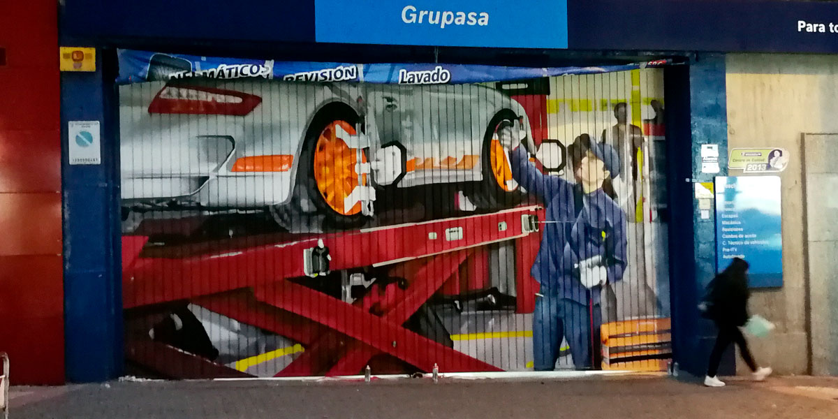 Graffiti en cierre de taller mecánico de Usera.