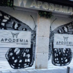 Graffiti de mariposa en el cierre de la joyería Apodemia en Madrid