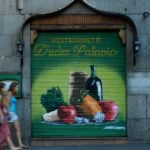 Graffiti en el cierre del restaurante Dudua Palacio en Madrid