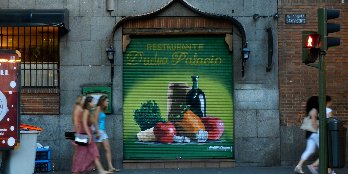 Graffiti en el cierre del restaurante Dudua Palacio en Madrid