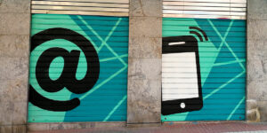 Graffiti de móvil en cierre de Madrid.