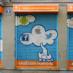 Graffiti en los cierres de Indian webs en Madrid