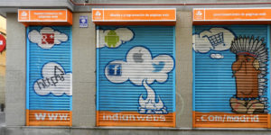 Graffiti en los cierres de Indian webs en Madrid