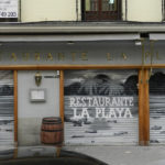 Graffiti en los cierres del restaurante La Playa en Madrid