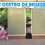 Graffiti en persiana de centro de belleza en Fuenlabrada