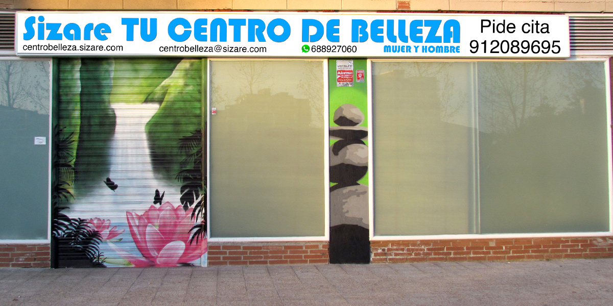 Graffiti en persiana de centro de belleza en Fuenlabrada