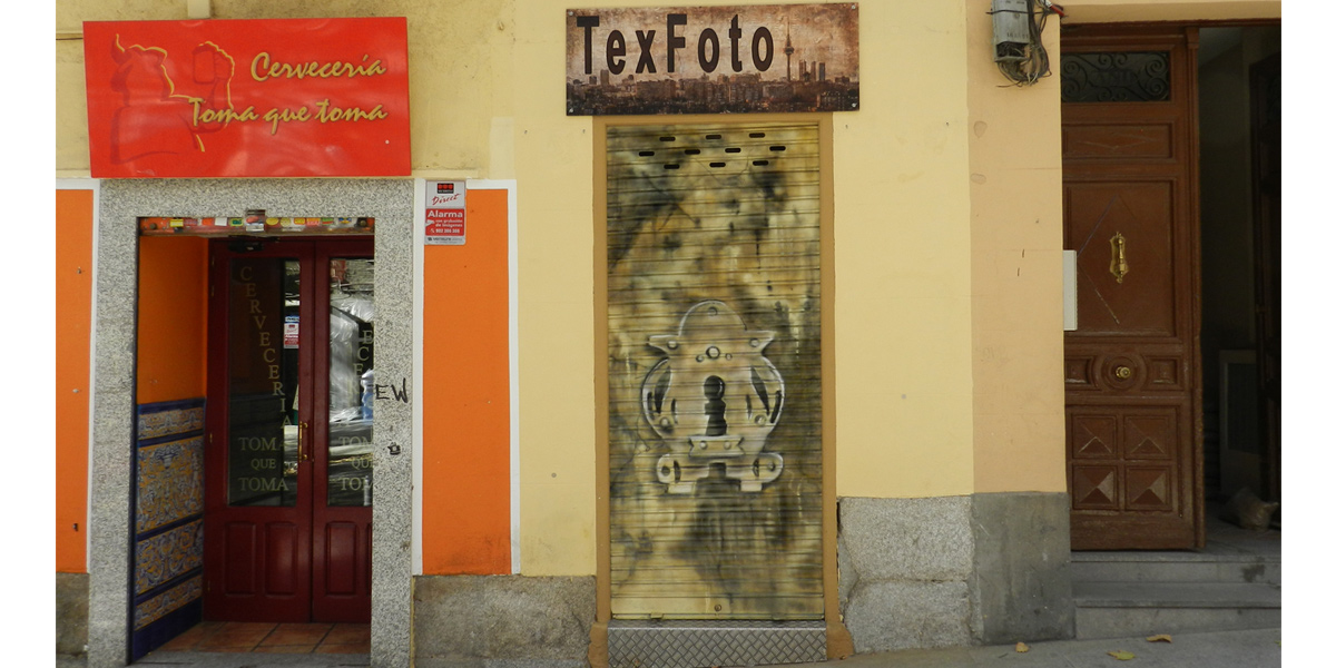 Graffiti en la persiana de Tex Foto en Madrid