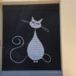 Graffiti en la persiana de la clínica Veterinaria Gattos en Madrid