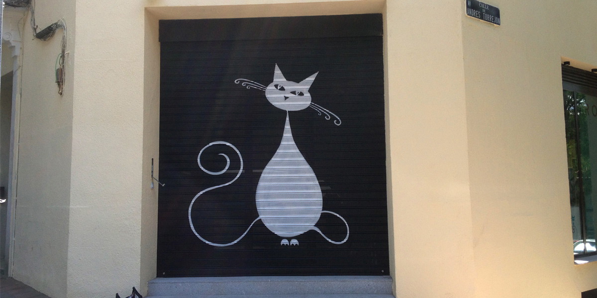 Graffiti en la persiana de la clínica Veterinaria Gattos en Madrid