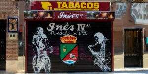Graffiti en cierre de estanco en Alovera.
