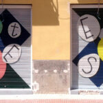 Graffiti en cierre de heladería de Madrid.
