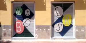 Graffiti en cierre de heladería de Madrid.