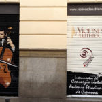 Graffiti en las persianas de Violines de Luthier en Madrid