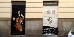 Graffiti en las persianas de Violines de Luthier en Madrid