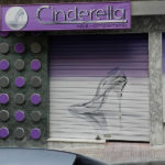 Graffiti en las persianas de la zapatería Cinderella en Alicante