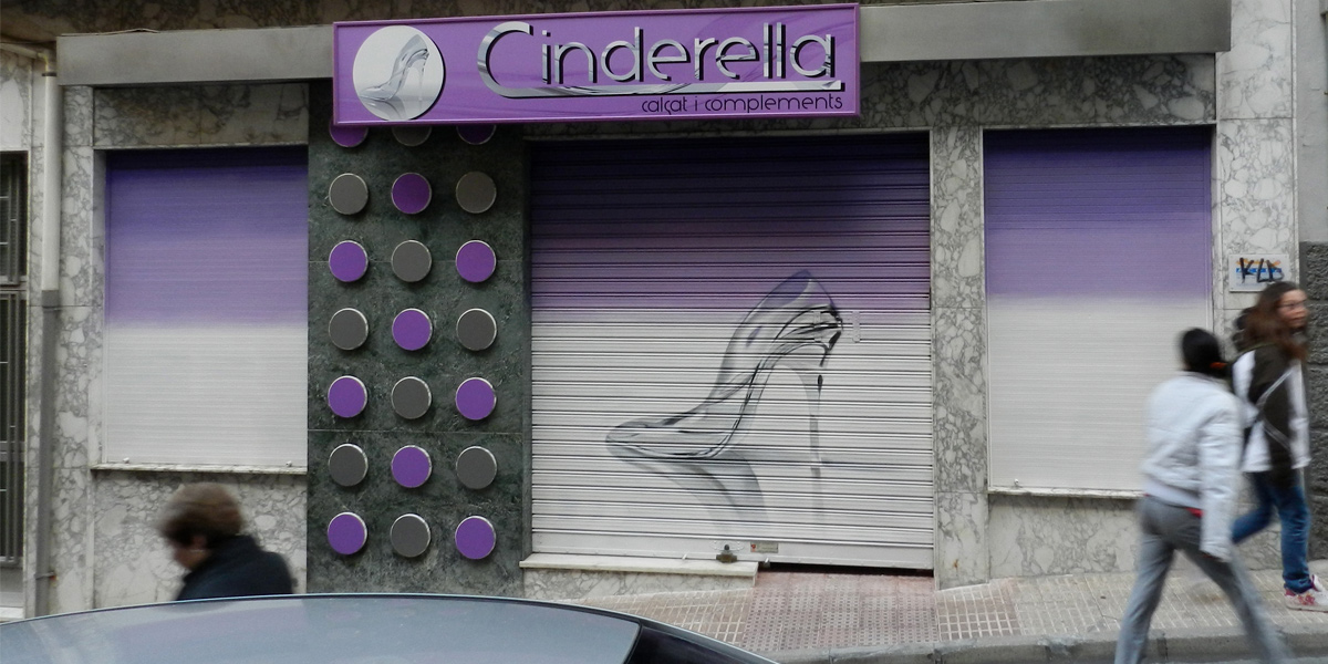 Graffiti en las persianas de la zapatería Cinderella en Alicante