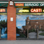 Graffiti en las persianas de la relojería Castillo en Madrid