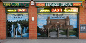 Graffiti en las persianas de la relojería Castillo en Madrid