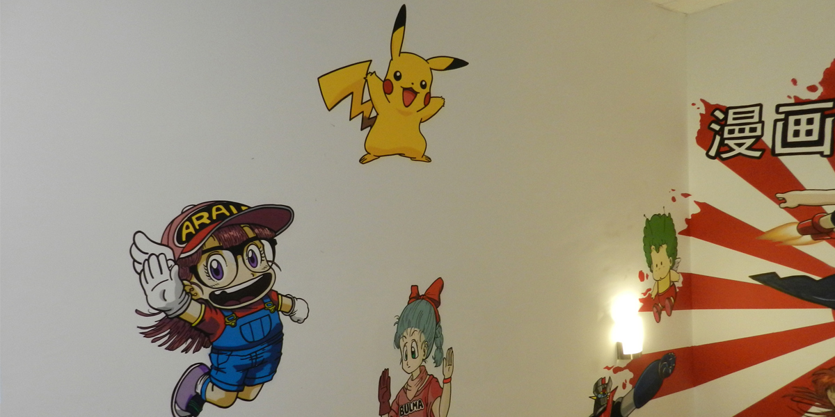 Graffiti de Arale, Pikachu y Bulma en oficina de Kyocera en Madrid