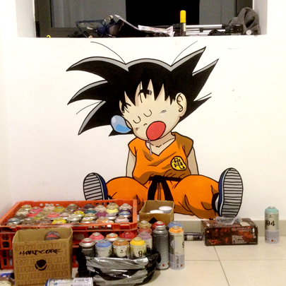 Graffiti de Goku con sprays en oficina de Madrid.