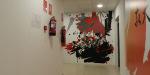 Graffiti mural de los Siete Samuráis en oficina de Kyocera.