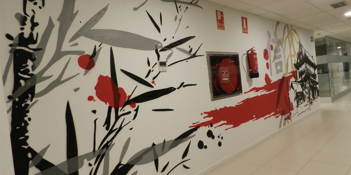 Mural con temática y estilo japonés en oficina de Kyocera en Madrid.