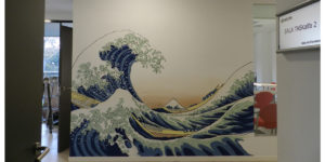 Mural de La Gran ola de Kanagawa en la oficina de Kyocera en Madrid.
