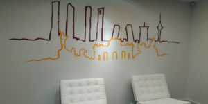 Graffiti minimalista en oficina de Madrid