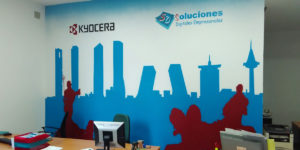 Mural decorativo con temática madrileña en oficina