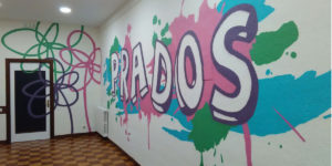 Graffiti profesional en pasillo de oficina
