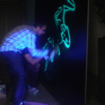 Live painting de graffiti fluorescente en directo