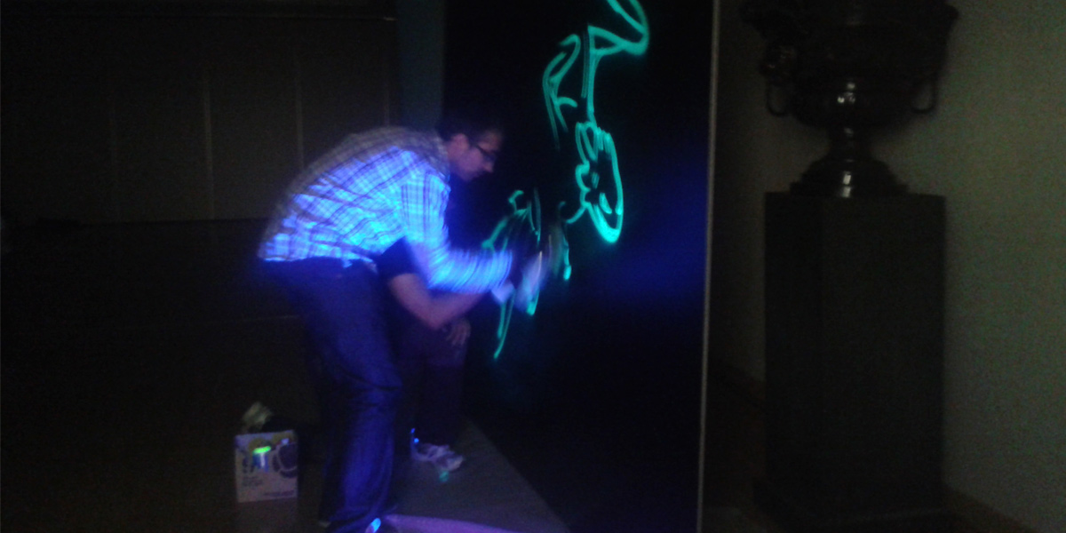 Live painting de graffiti fluorescente en directo