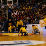 Graffiti profesional en directo en evento deportivo (partido de baloncesto)