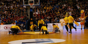 Graffiti profesional en directo en evento deportivo (partido de baloncesto)