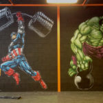 Mural de superhéroes en gimnasio de Santiago