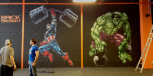 Mural de superhéroes en gimnasio de Santiago