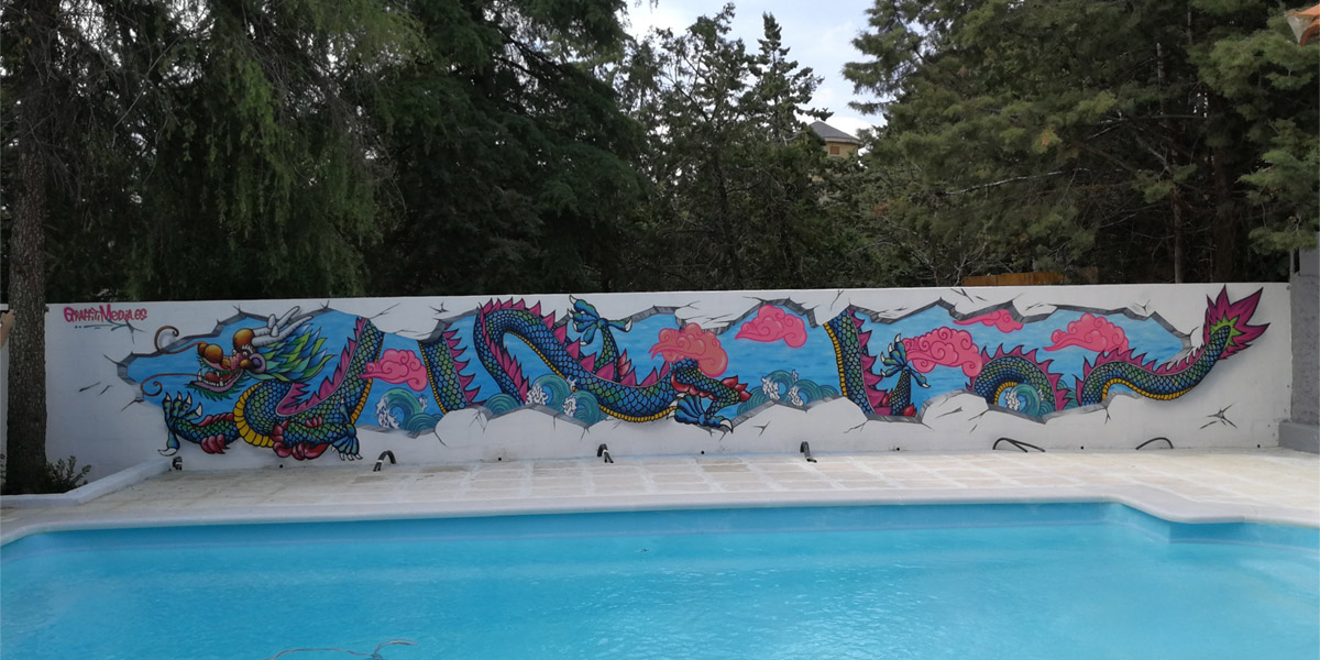 Graffiti profesional de dragón chino en piscina.
