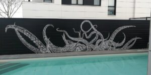 Graffiti profesional de Kraken en piscina de Madrid.