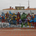 Graffiti de superhéroes en terraza de gimnasio