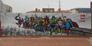 Graffiti de superhéroes en terraza de gimnasio