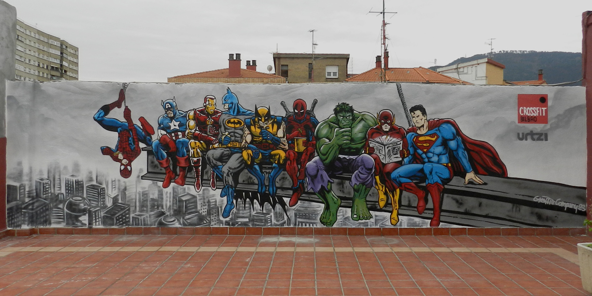 Graffiti de superhéroes en terraza de gimnasio