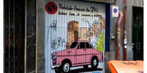 Graffiti decorativo en puerta de garaje de Madrid